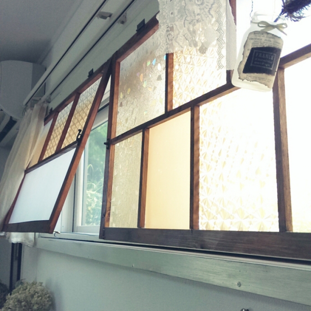 パタパタ窓が取り付けられた窓枠