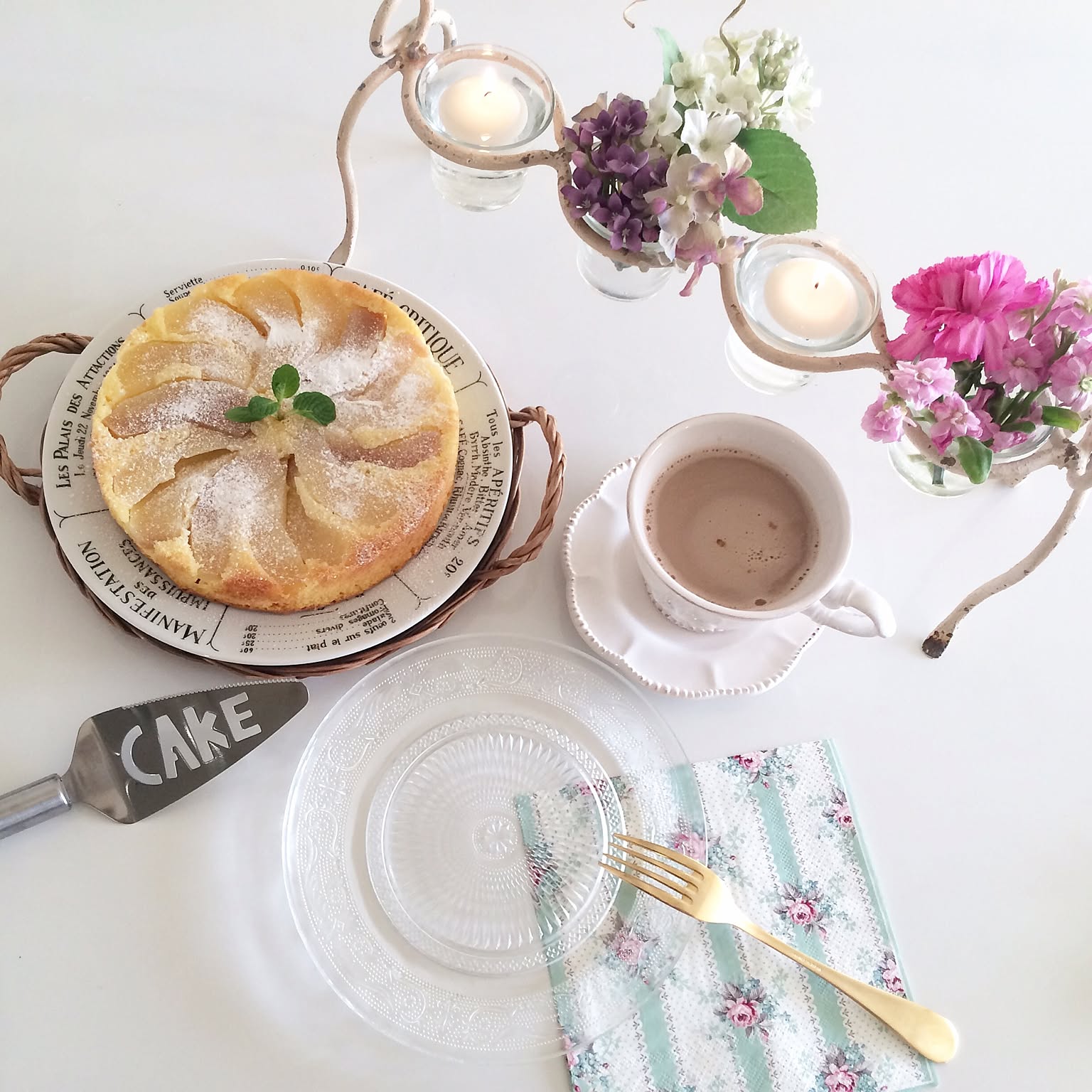 お洒落な生活には花が欠かせない！テーブルなどに花を飾るコツ