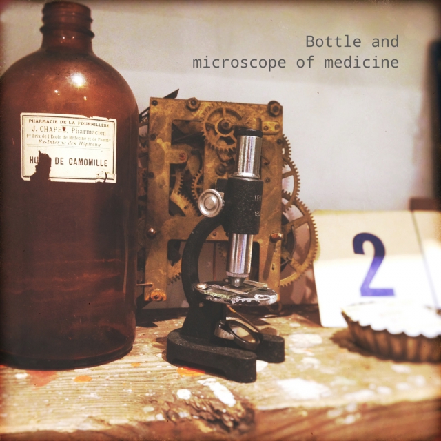 古い薬瓶とミニ顕微鏡