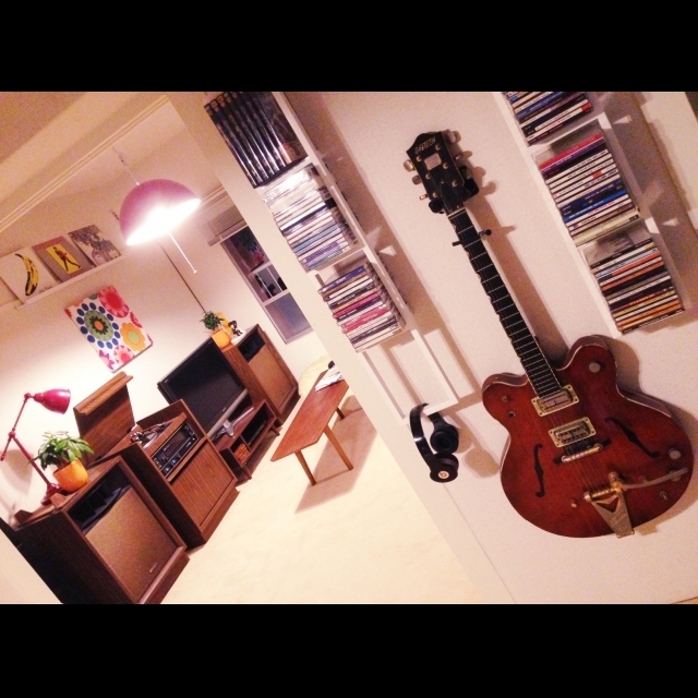 音楽に没頭出来そう ギターのあるお部屋特集 Roomclip Mag 暮らしとインテリアのwebマガジン