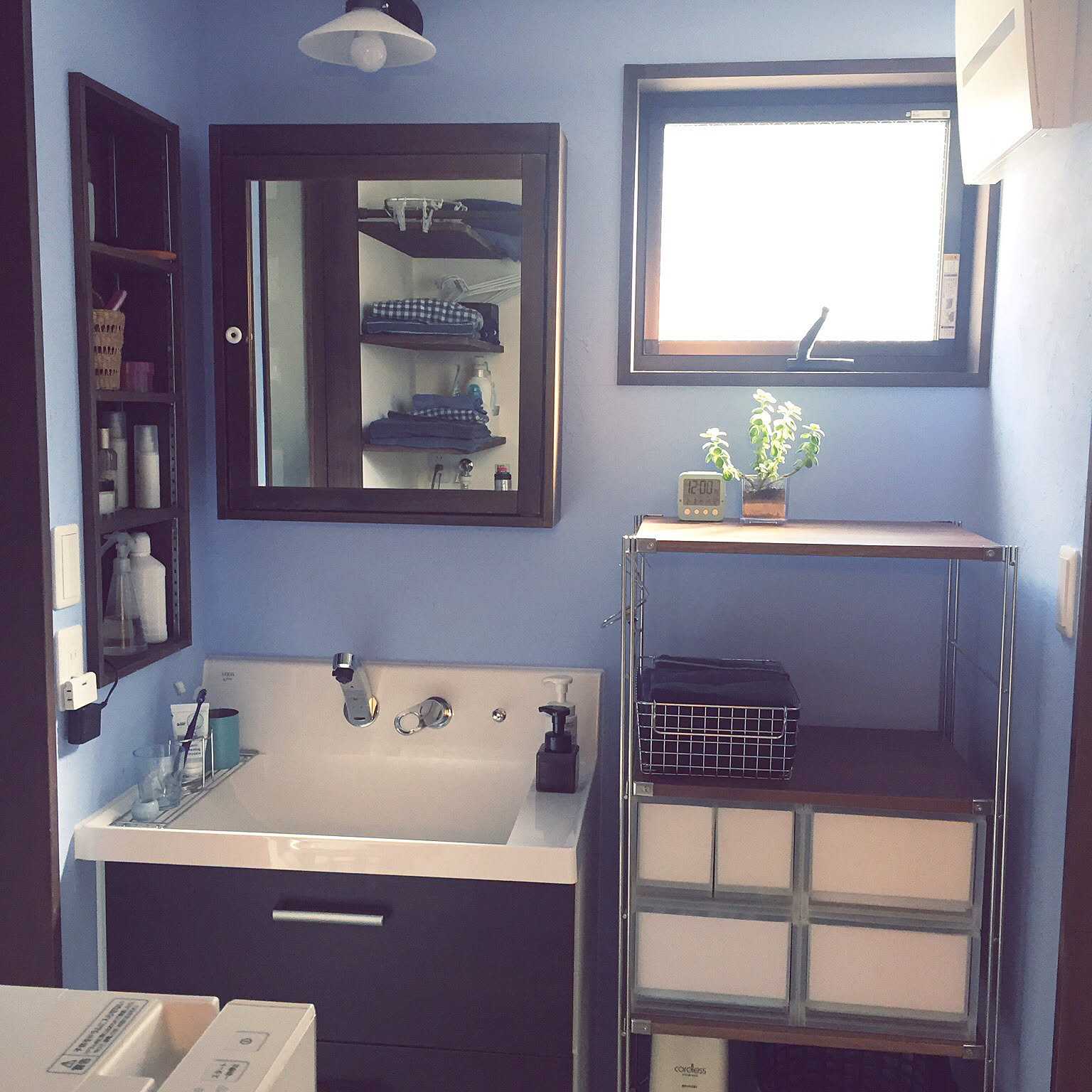 どんな色味が似合う?万能ブルーでお部屋をコーディネート