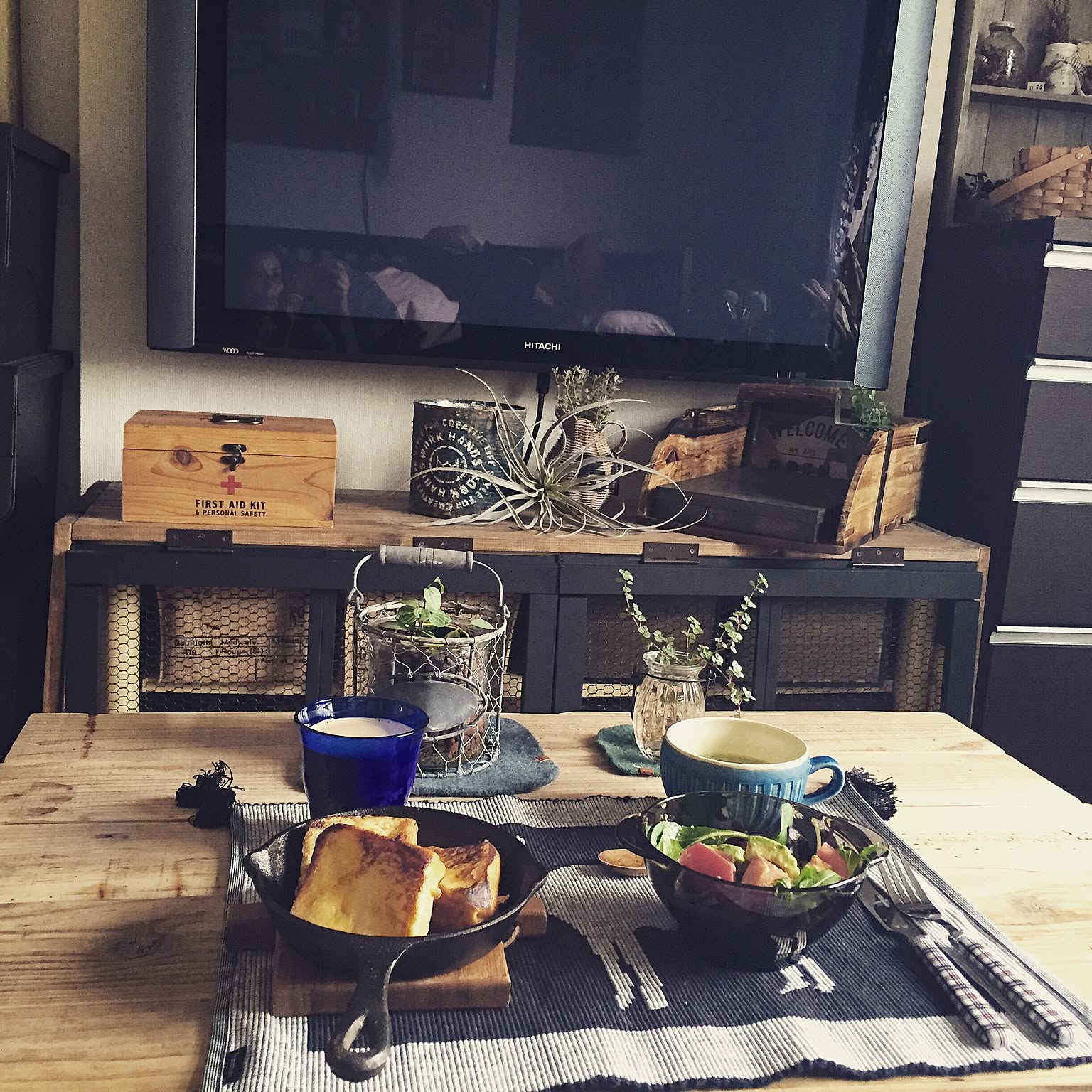 黒が基調のシックなお部屋にも