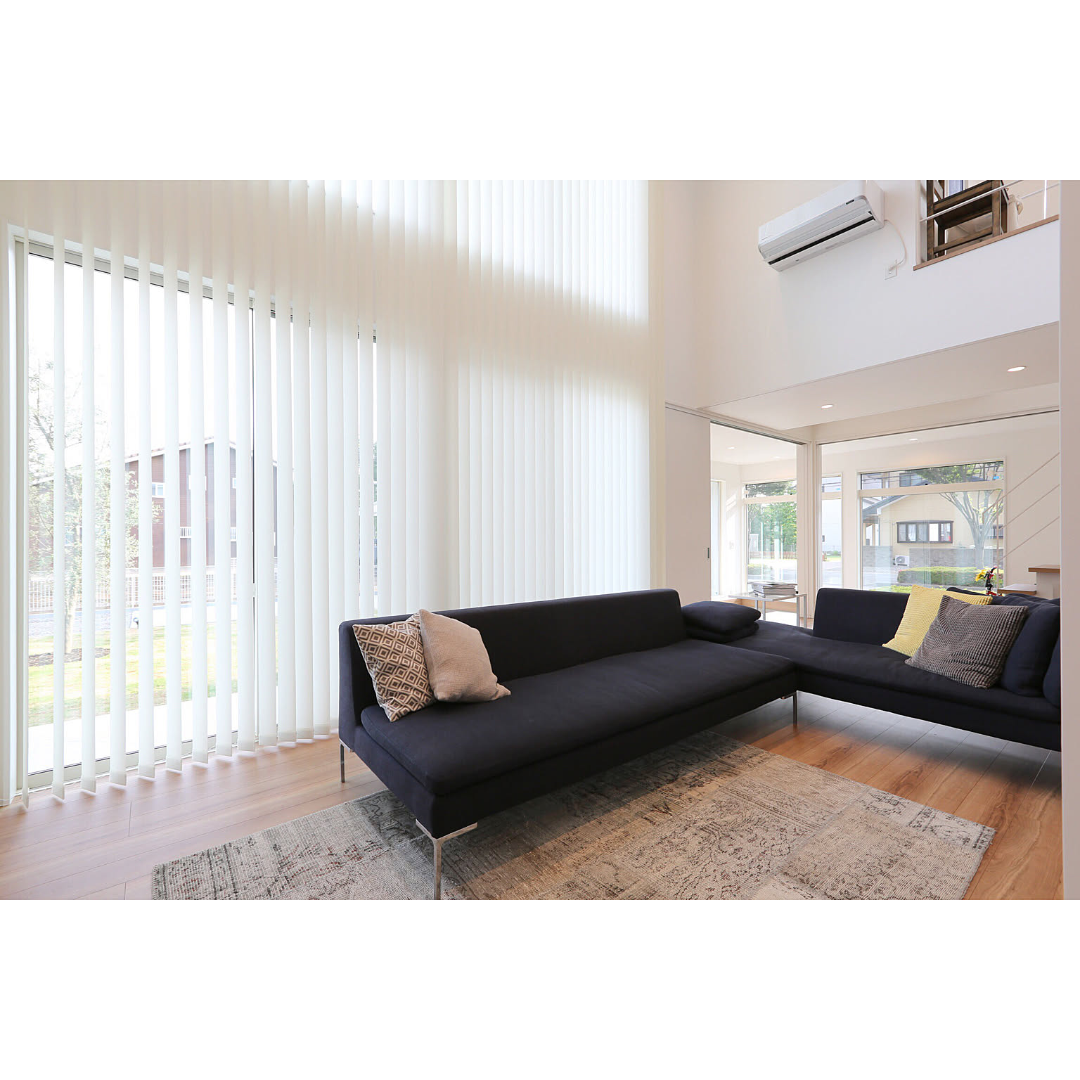 明るく広々!吹き抜けを取り入れた開放的なリビング