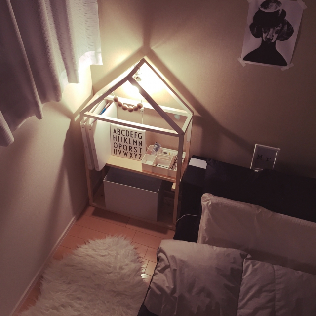 お家型のDIYラックは寝室に♪（by chunさん）
