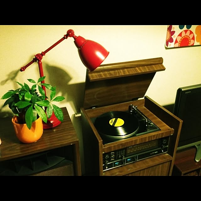 Makeesさんの祖母が使っていた1969年製のレコードプレーヤー