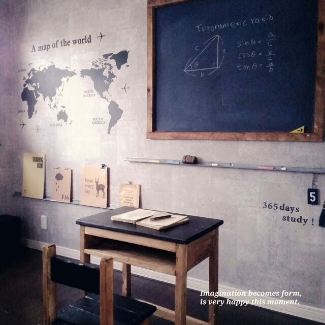 世界地図と黒板でお教室風