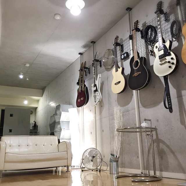 音楽に没頭出来そう ギターのあるお部屋特集 Roomclip Mag 暮らしとインテリアのwebマガジン