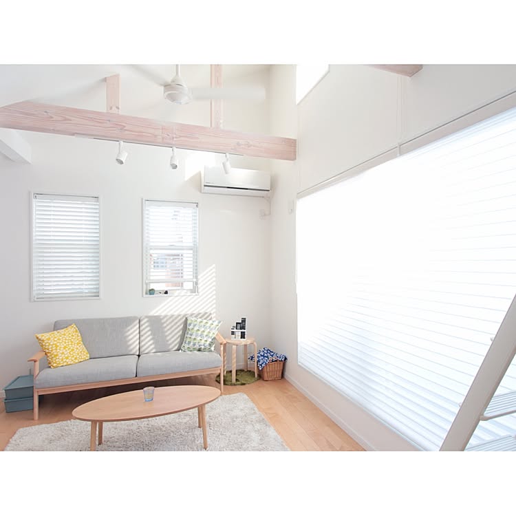 リビングに何を吊ればいい?カーテン派かブラインド派か