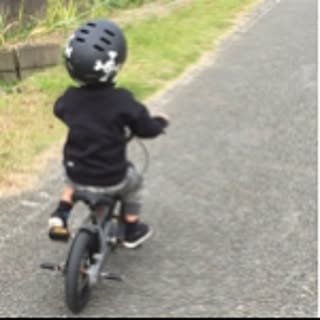 883
