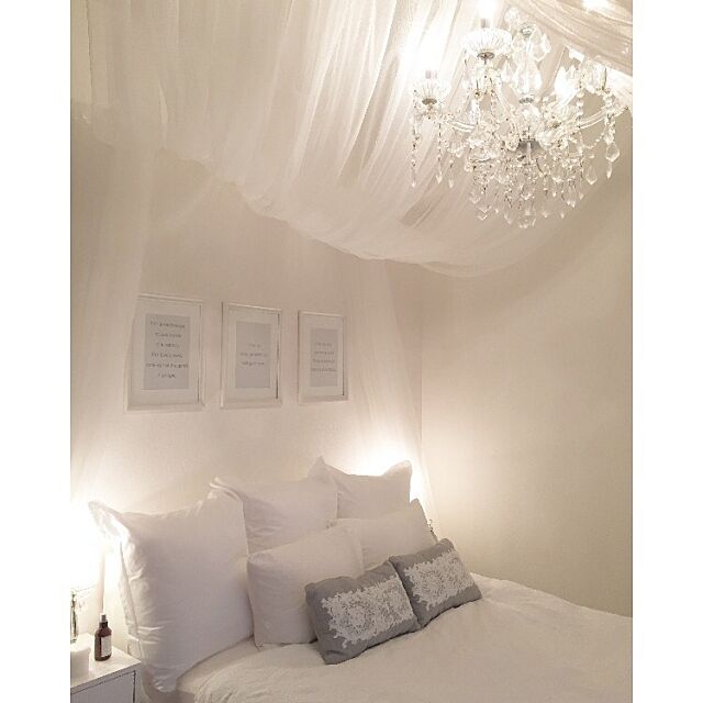 ホワイトインテリアで快眠 寝室ファブリックのコーデ術 Roomclip Mag 暮らしとインテリアのwebマガジン