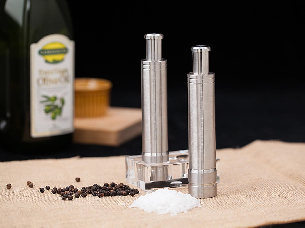 「ONE HAND COOL GRINDER」 - 片手で挽けるペッパー&ソルトミル アクリルスタンド付 3点セット - 3名様モニター募集!