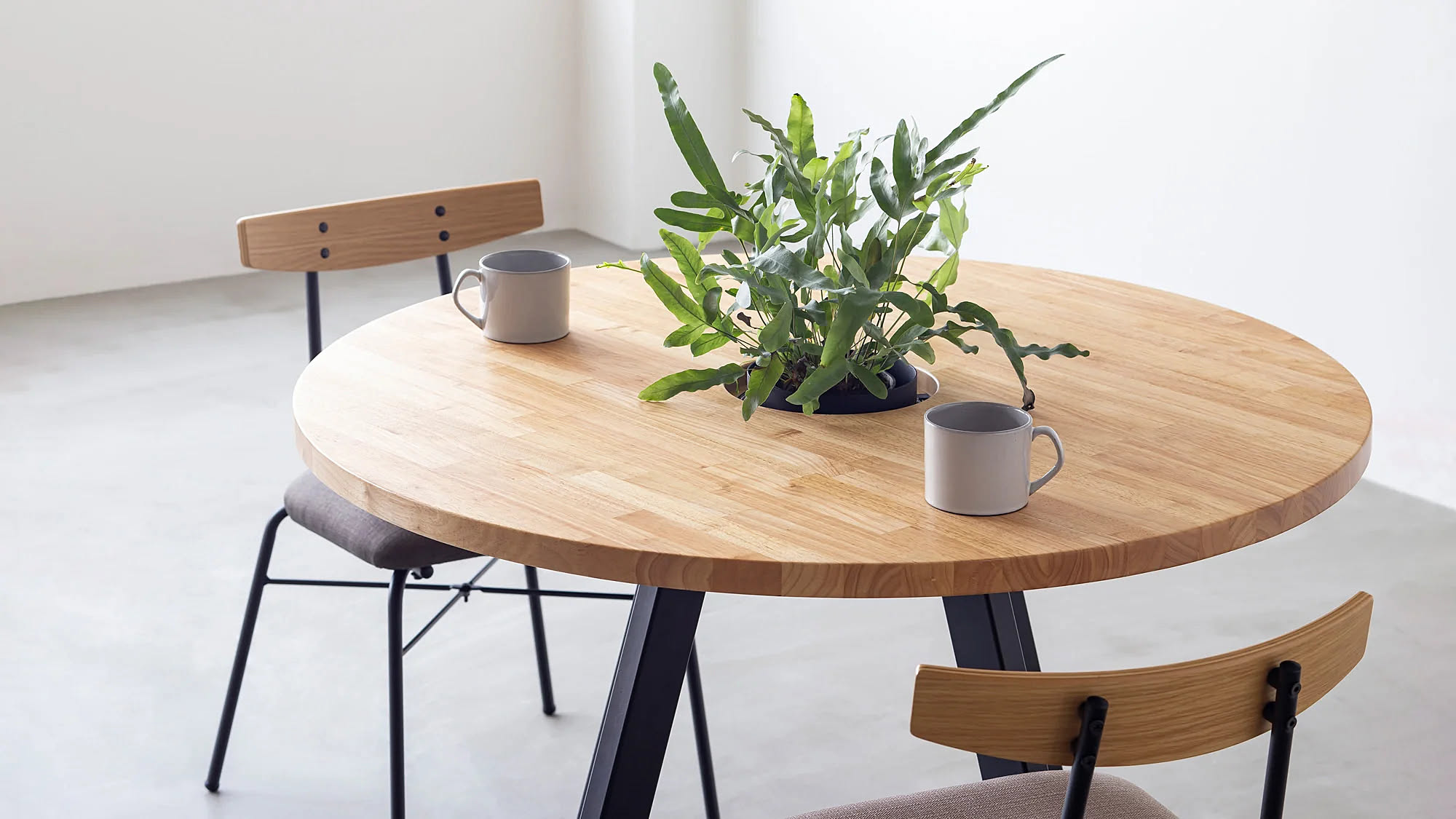 【植物のある暮らし】テーブルの上が癒しの空間に！植物を楽しむためのテーブル
