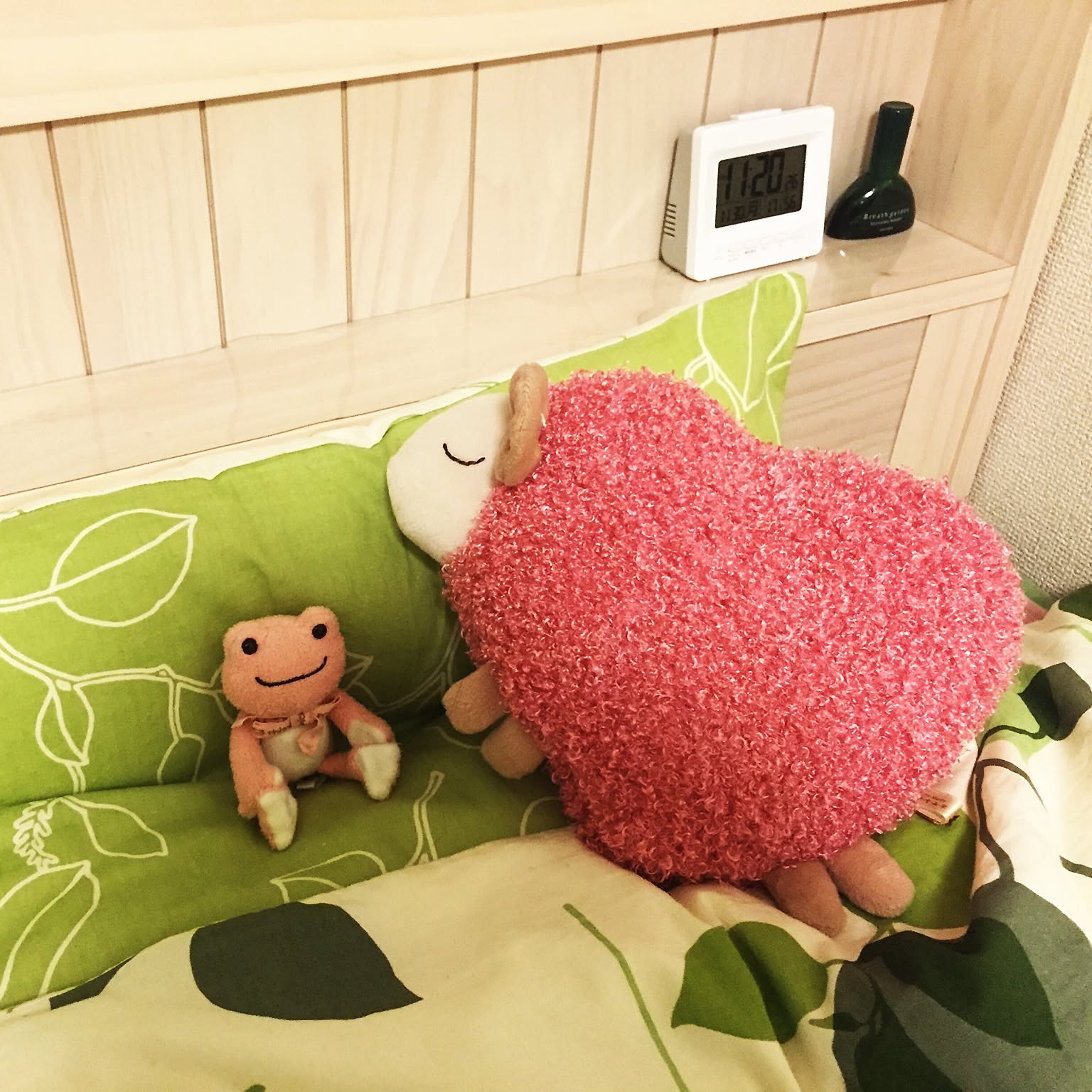 ぐっすり安眠をお手伝い♡ベッド周りの癒しコーナー