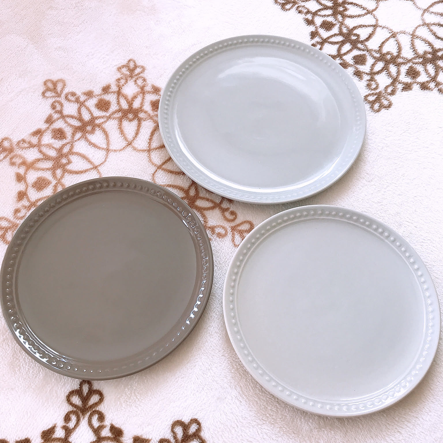 このデザインがプチプラで買えるなんて♪ダイソーで見つけたお皿