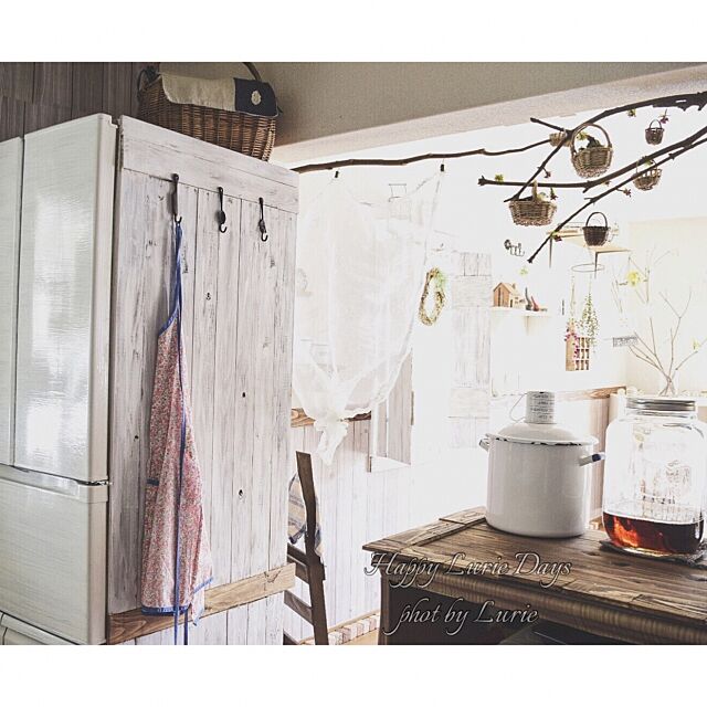 キッチンにナチュラルさと収納を。冷蔵庫の印象が変わる板壁＆フック by Lurieさん