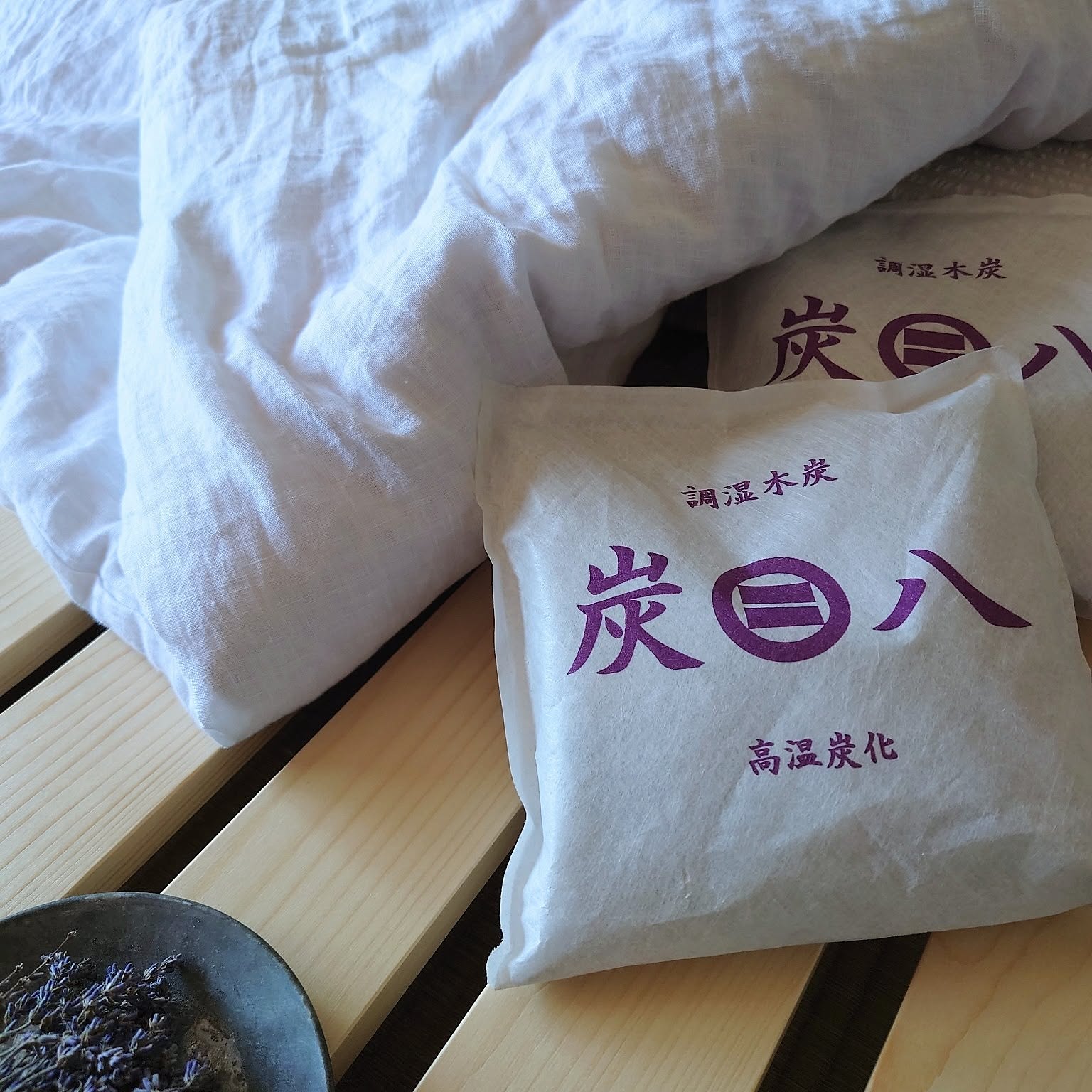 半永久的に使えてコスパよし♪「炭八」でお部屋の湿気＆臭いを快適に