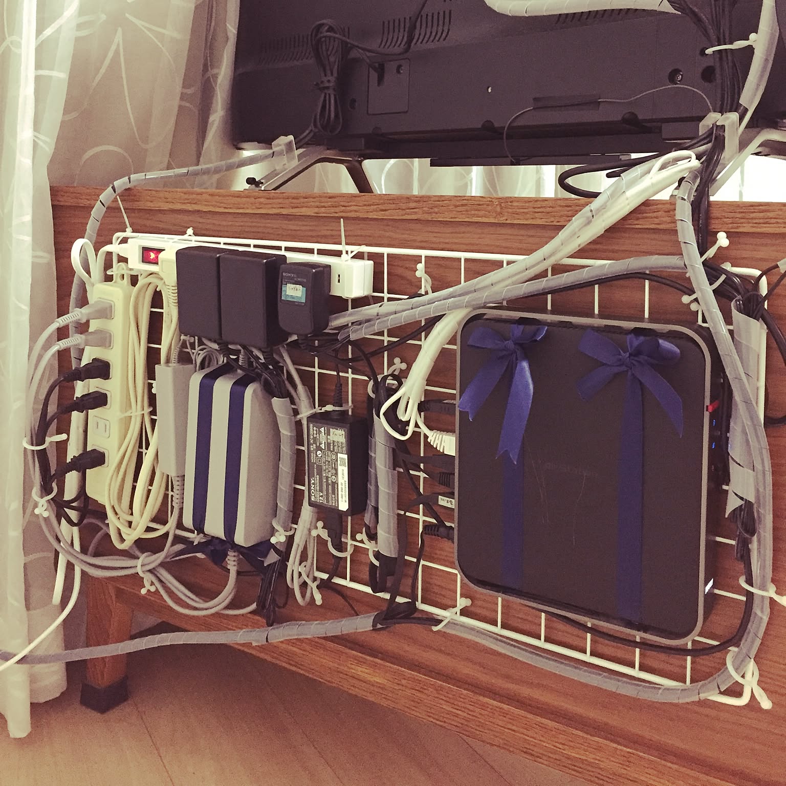 ごちゃつきやすい電源コード！スッキリ賢いまとめ方実例集