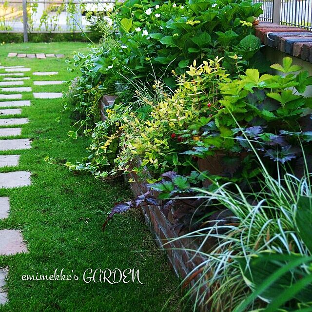 ミックスレンガでガーデンcafeのようなお庭に Emimekkoさんの花壇 Roomclip Mag 暮らしとインテリアのwebマガジン
