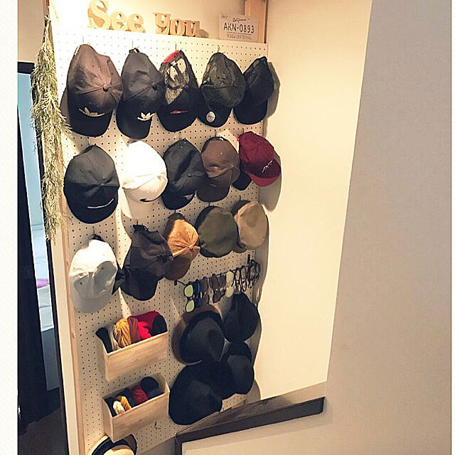 省スペースで見栄えも◎壁を使った帽子の収納アイデア