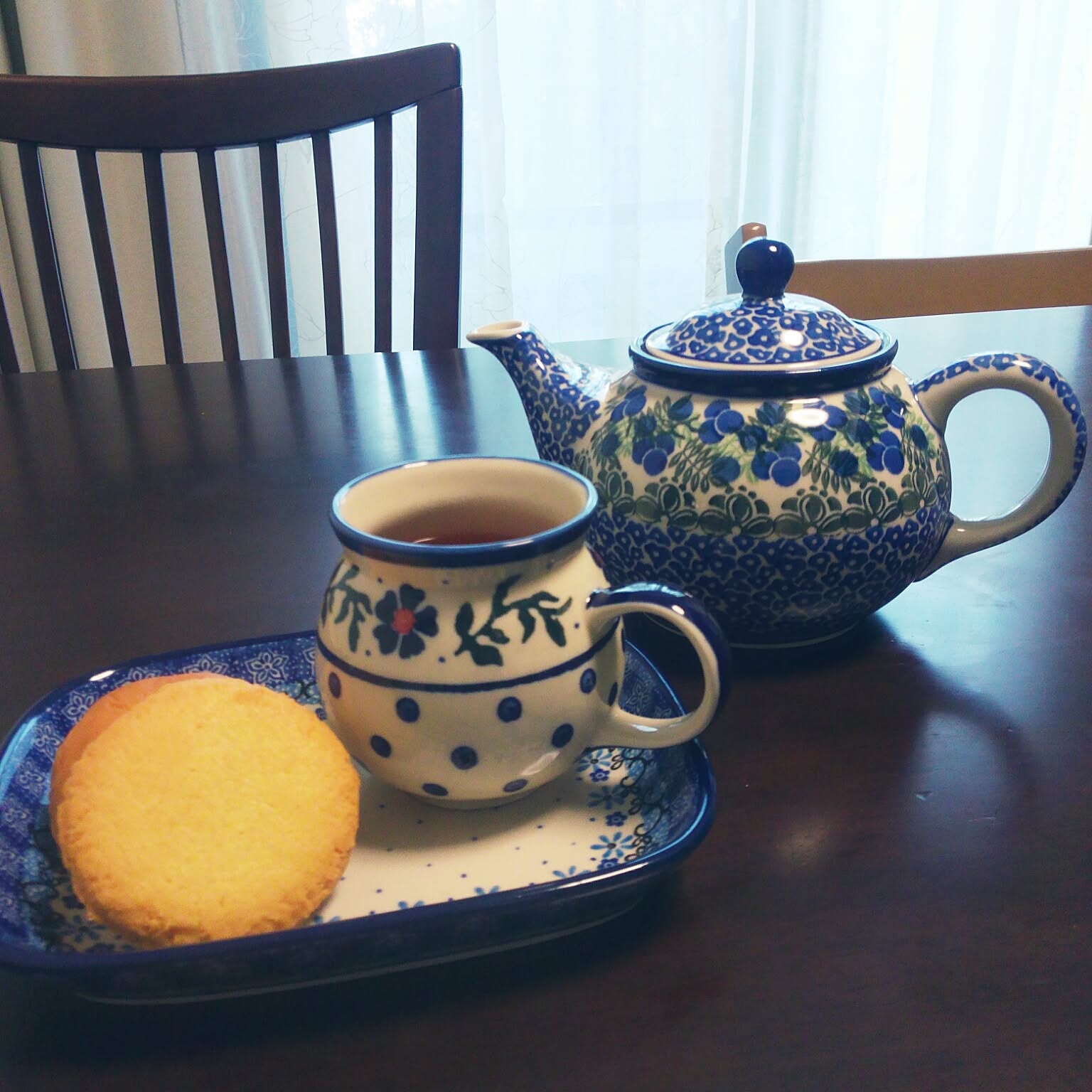 気軽にカフェスタイル♪マグカップをプレートの上にのせて