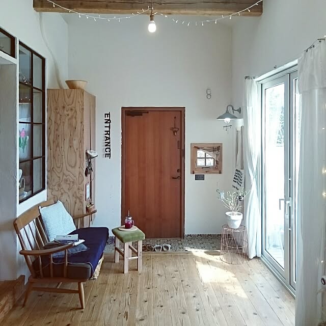 シンプルだからこそ際立つ存在感。印象に残る玄関の作り方