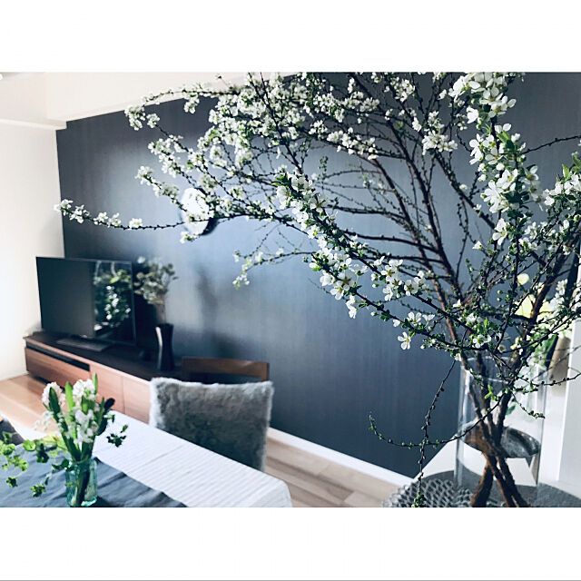 インテリアが一気にセンスアップ 花を咲かせる枝物を飾ったお部屋10選 Roomclip Mag 暮らしとインテリアのwebマガジン
