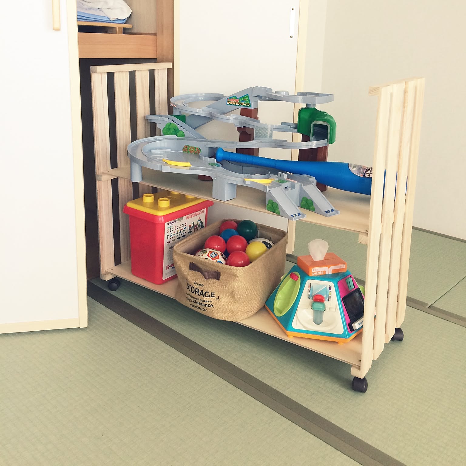 手作りすれば、場所や用途にぴったり♡すのこで棚をDIY
