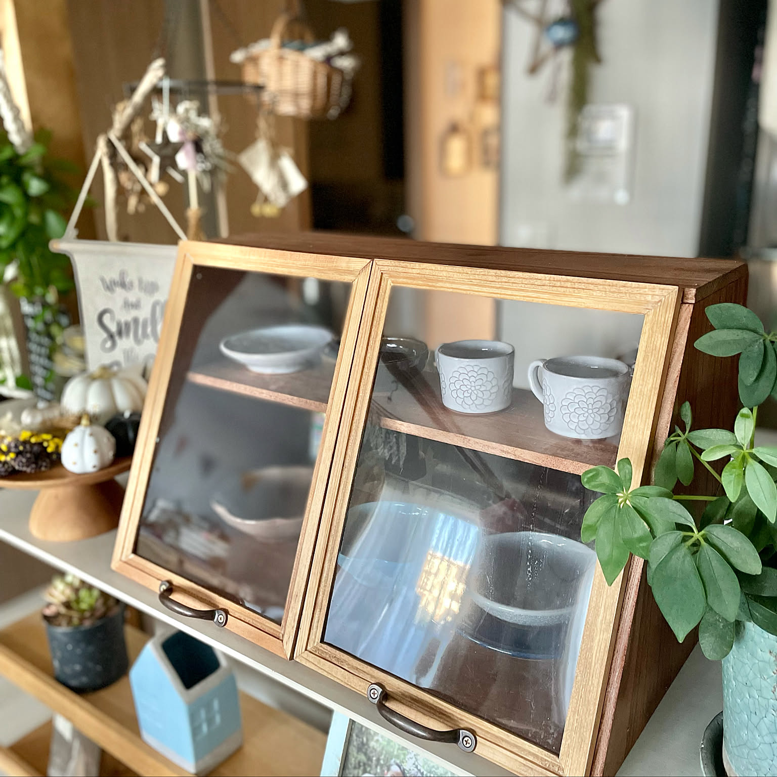 置くだけでお部屋がカフェ風インテリアに!ショーケースの置き方
