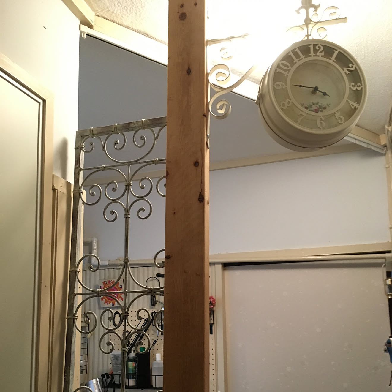 玄関/入り口/アイアンフェンス/両面時計/センスが欲しい！/こどもと暮らす。&hellip;などのインテリア実例 20180710 1650