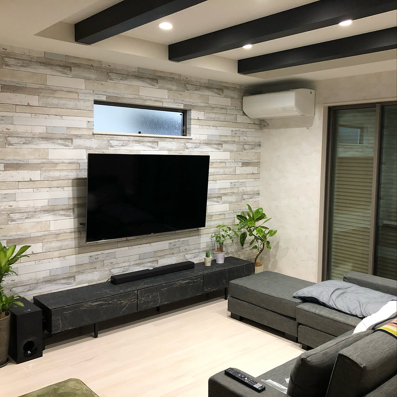 アルモニア のソファ/観葉植物/壁掛けテレビ/見せ梁天井/ロウヤ テレビボード&hellip;などのインテリア実例 20200726 1359