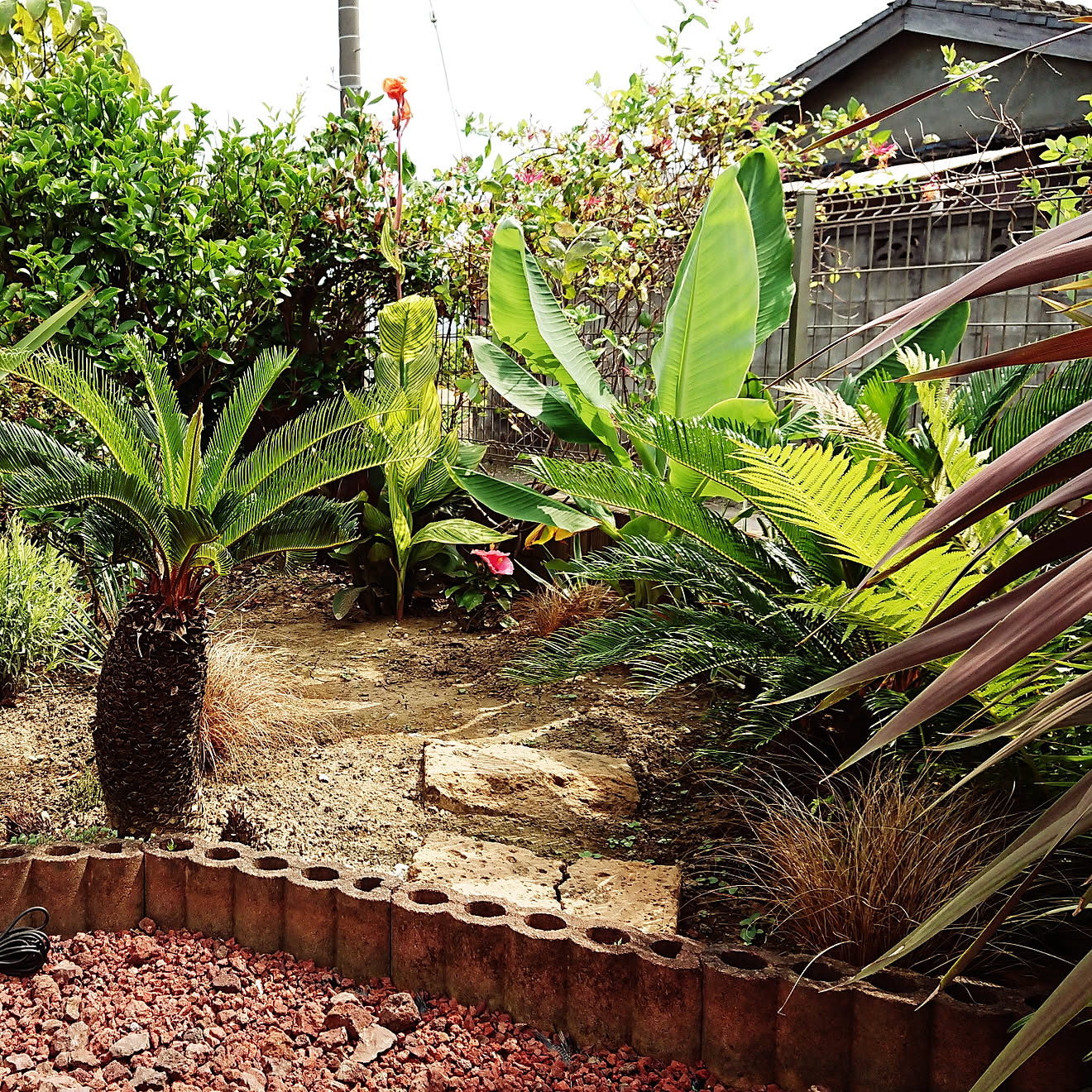 amenagement-terrasse-chaises-longues-fleurs aménagement terrasse