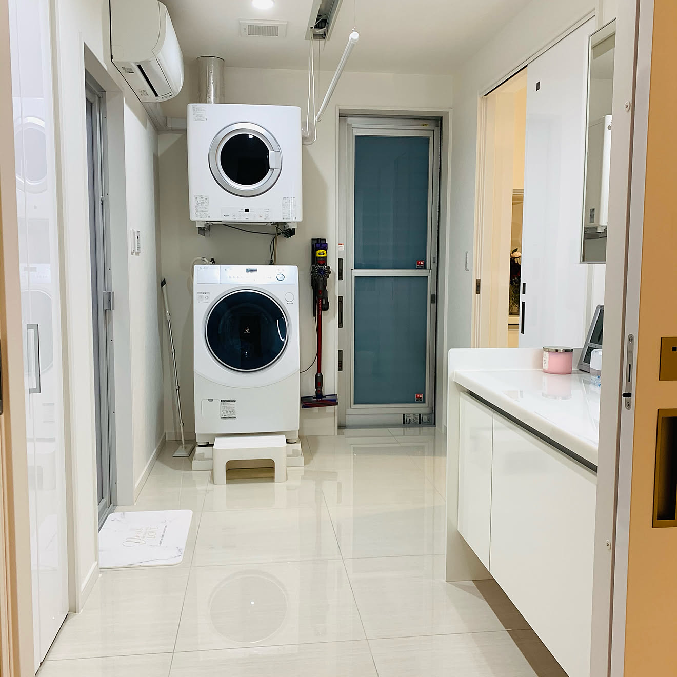 LIXILタイル/ランドリー収納棚/ダイソンの置き場所/乾燥機/ドラム式洗濯機&hellip;などのインテリア実例 20201211 1810