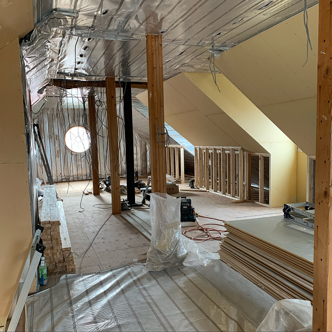 屋根裏部屋のある家/屋根裏部屋/輸入住宅/リフォーム計画中/部屋全体のインテリア実例 20200520 095256