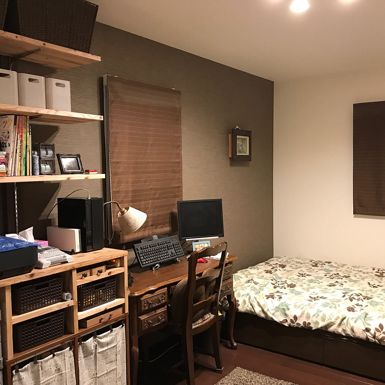 ベッド周り/アンティーク家具/ディアウォール棚/寝室兼書斎/デスク&hellip;などのインテリア実例 20180311 072247