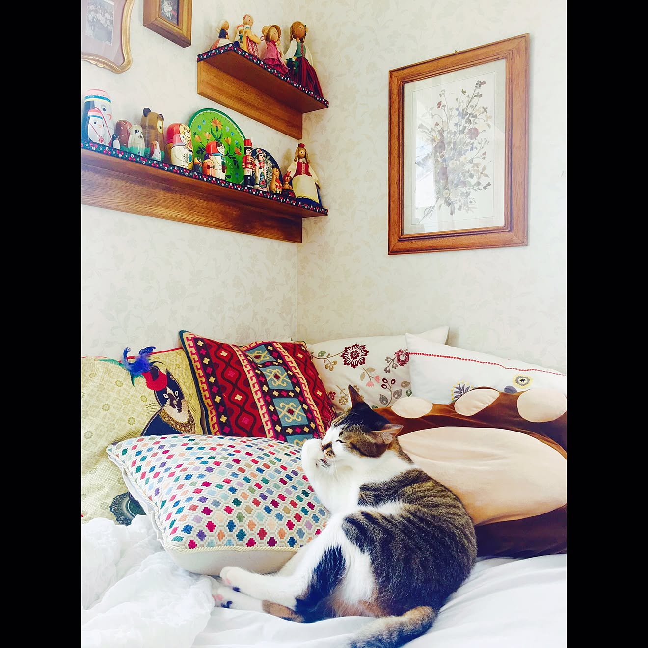 ベッド周り/猫/猫と暮らす/東欧雑貨/東欧のおばあちゃんの部屋&hellip;などのインテリア実例 20170530 093006