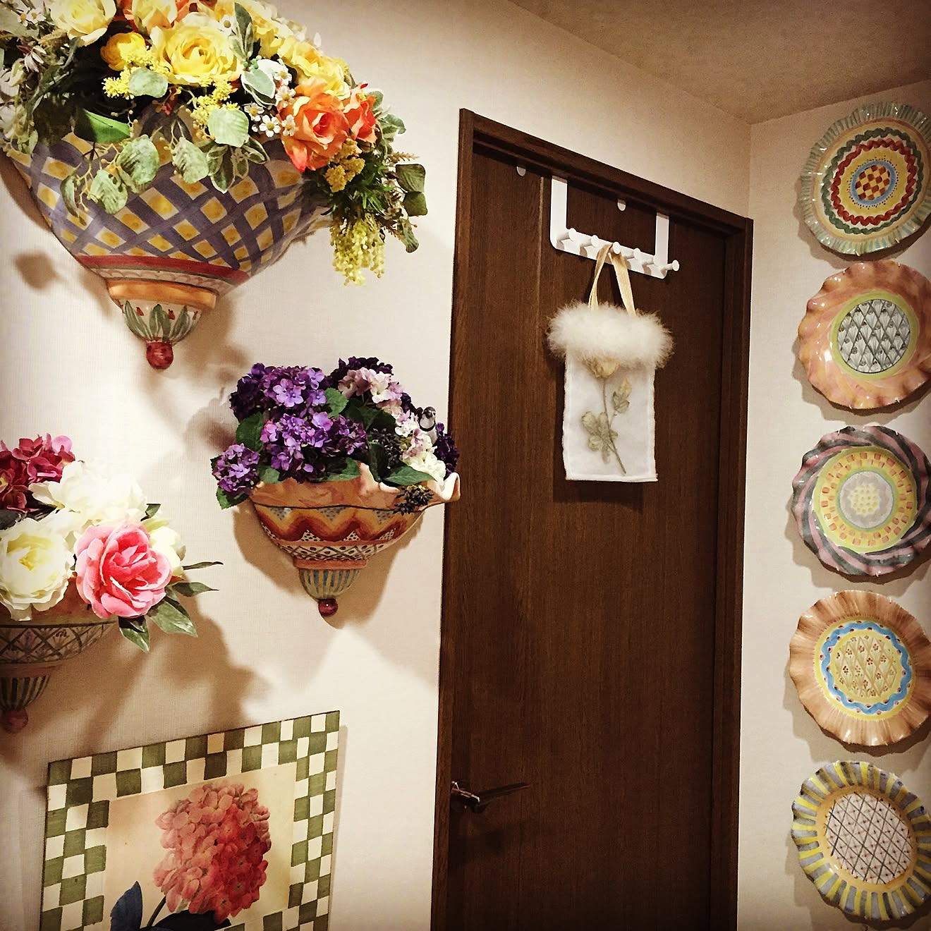 玄関/入り口/パリのお花屋さん/造花アレンジ/ヴィオレッタのフラワーアート/ウォールプランター&hellip;などのインテリア実例 201609