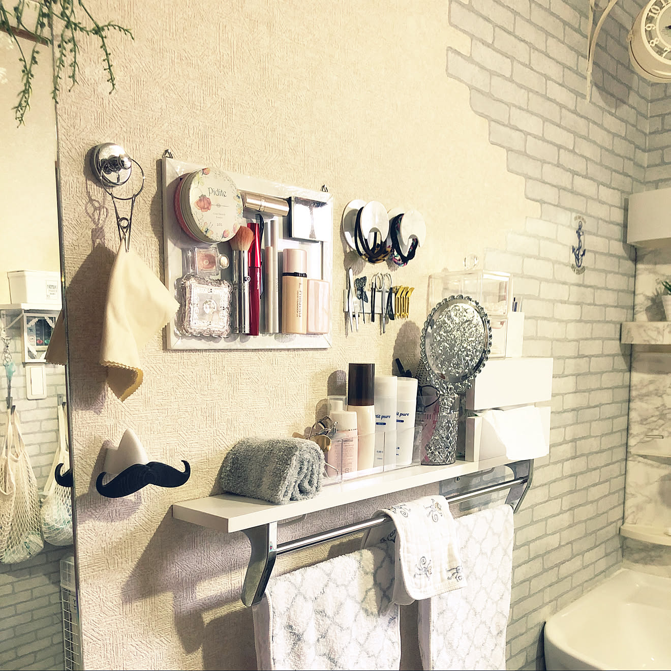 キャンドゥ/リメイクシート レンガ/メイク道具 置き場/メイクコーナー/ヘアゴムディスプレイ&hellip;などのインテリア実例 202009