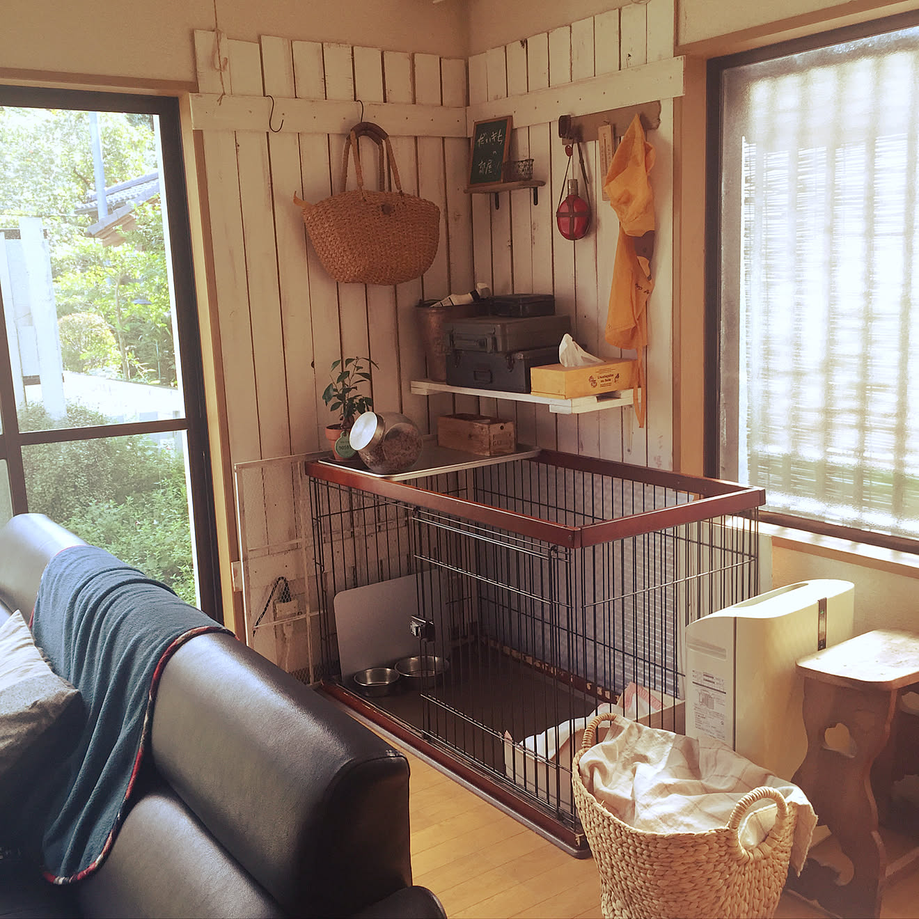 部屋全体/犬との暮らし/板壁DIY/犬用品収納/犬 ケージ&hellip;などのインテリア実例 20171007 132839