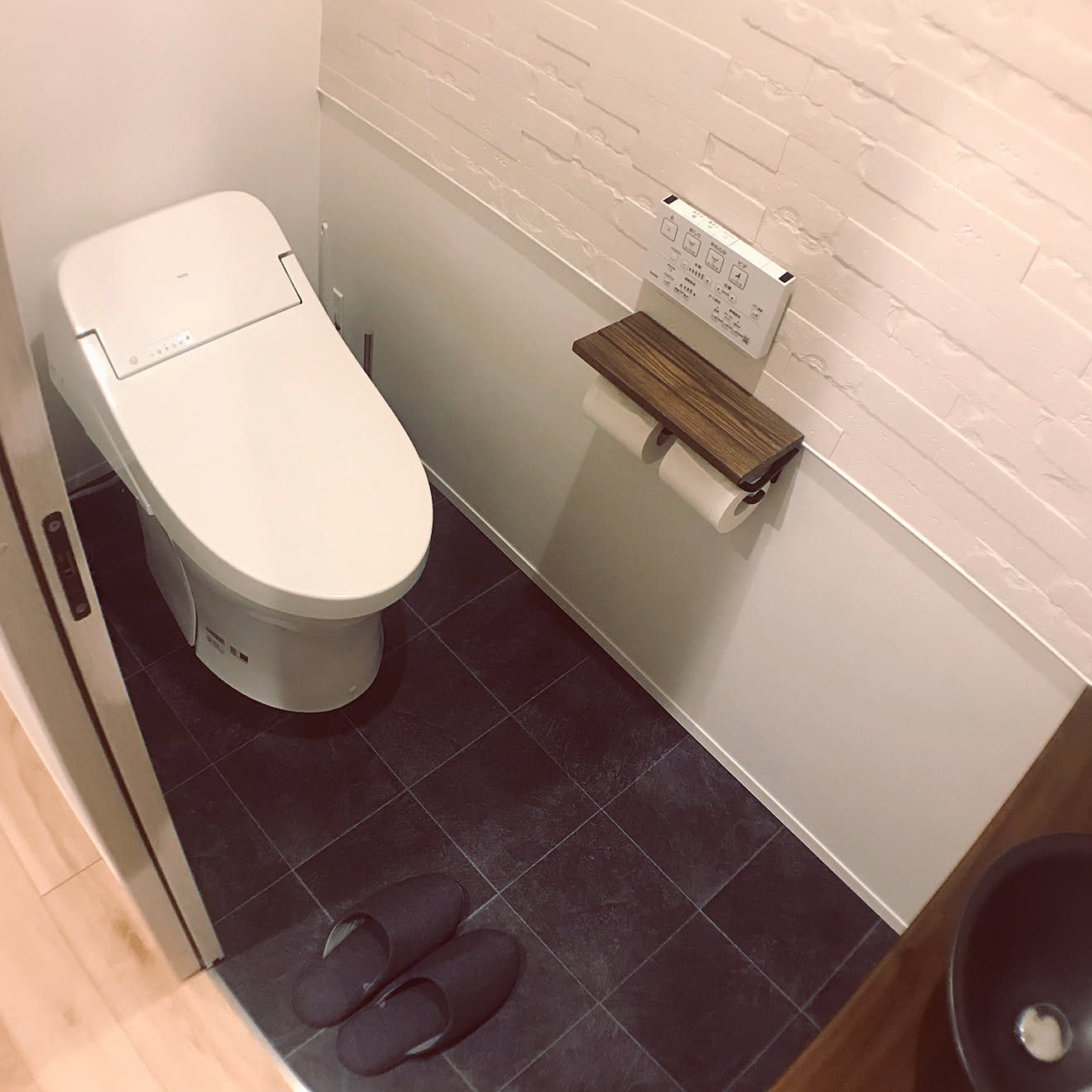 トイレの床/黒のタイル/リクシルエコカラット/トイレの壁/タイル貼り&hellip;などのインテリア実例 20210511 193233