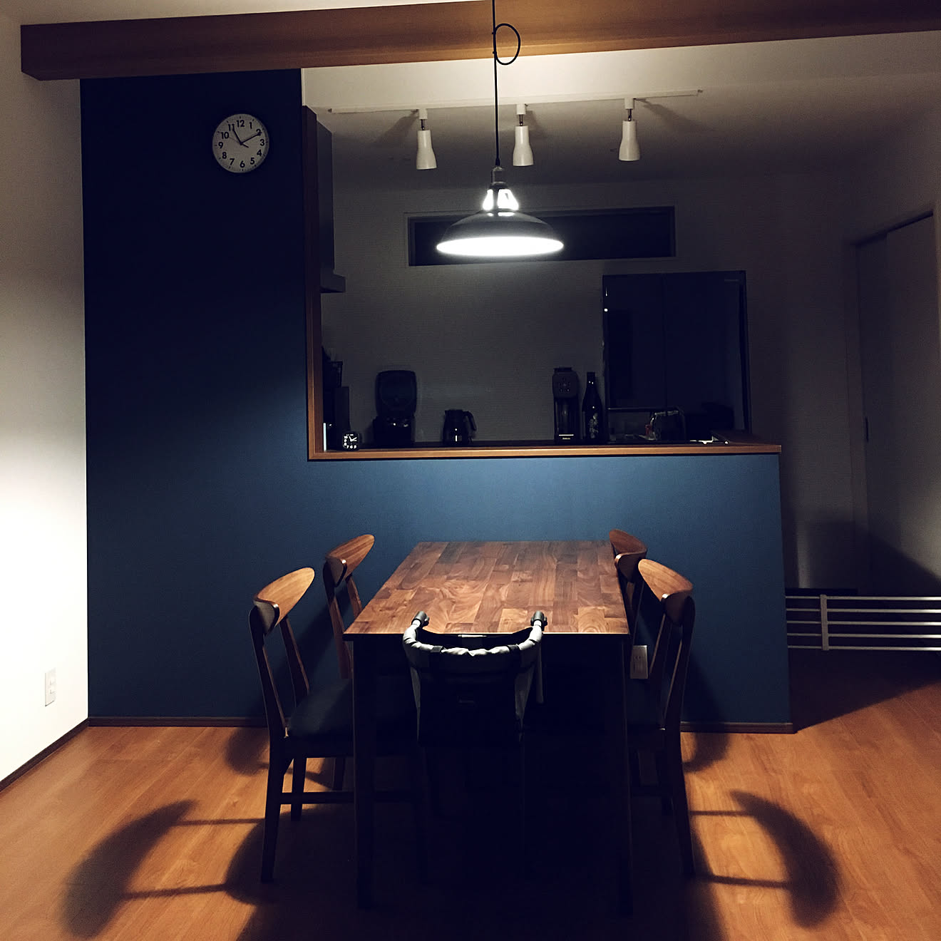 部屋全体/ペンダントライト ダイニング/ウォールナット家具/アクセントクロス ネイビー/ダイニングテーブル＆チェア&hellip;などのインテリア実例