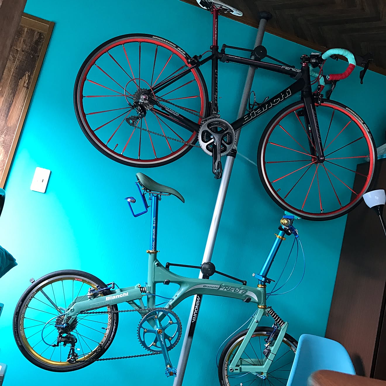 部屋 の 中 で 自転車