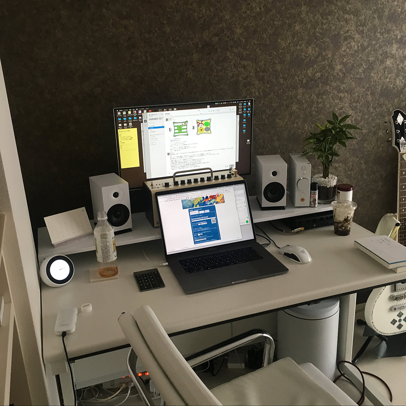 PCデスク周り/Macのある部屋/一人暮らし/PC周り/ホワイトインテリア&hellip;などのインテリア実例 20191222 0600