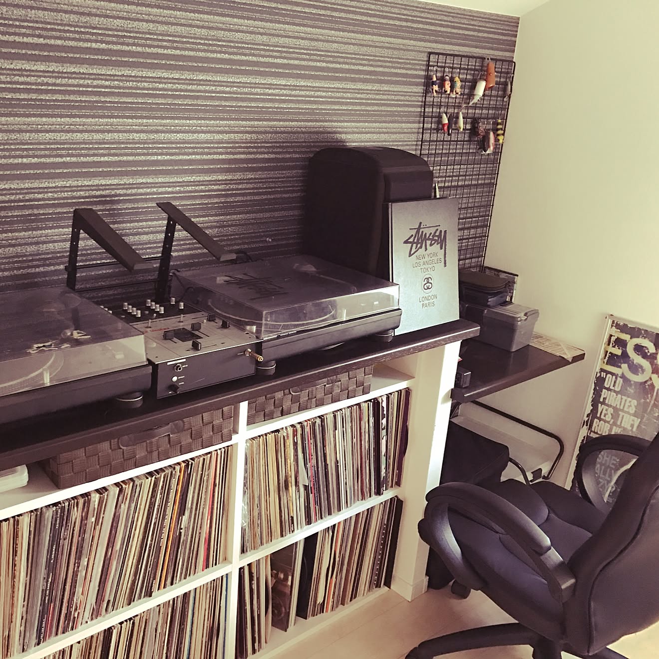 部屋全体/Vestax/stussy/レコードに合わせた造作棚/レコード写りきらないぐらいいっぱい&hellip;などのインテリア実例 2016