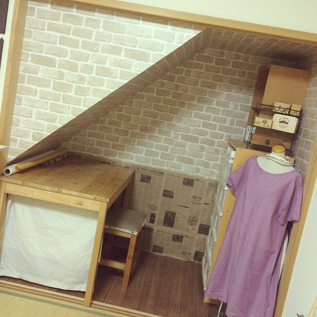 目指せアトリエ！/DIY/英字新聞はタッカーで手抜き〜♪/和室/セリア リメイクシート&hellip;などのインテリア実例 20151108