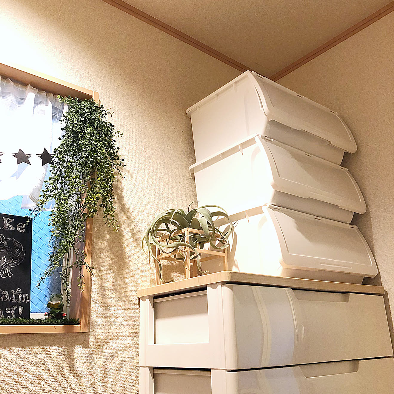 棚/収納力アップ/ニトリ 収納ケース/プラスチックチェスト/デッドスペース活用&hellip;などのインテリア実例 20180121 0903