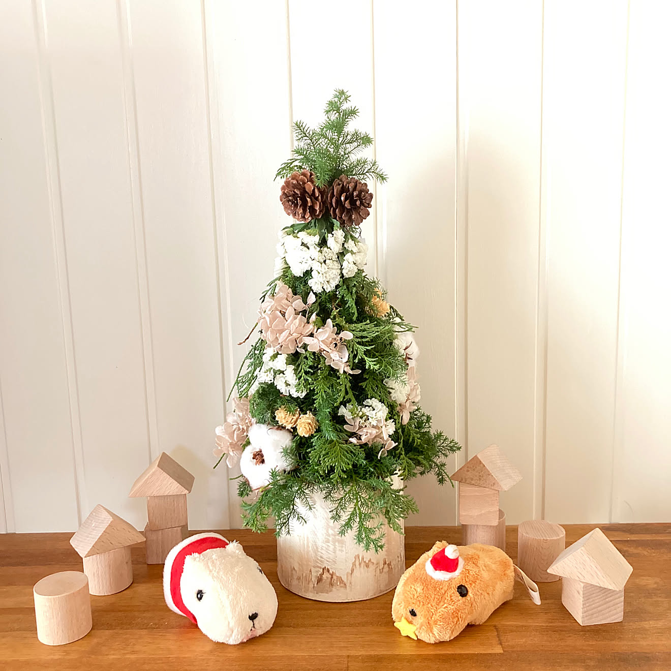 クリスマスディスプレイ/フラワーアレンジメント/ミニクリスマスツリー 手作り/ミニクリスマスツリー/積木...などのインテリア実例