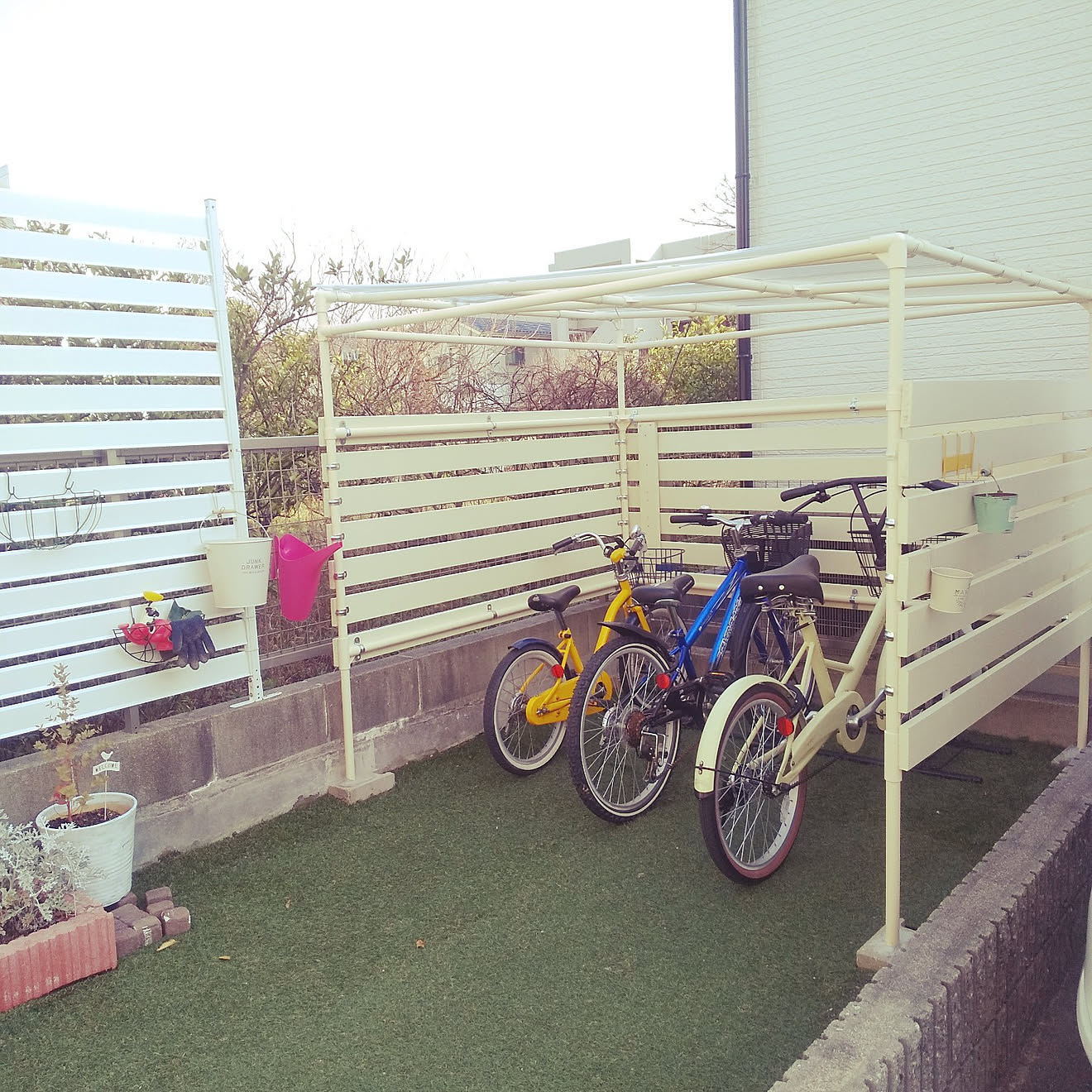 自転車置き場/自転車置き場DIY/イレクターパイプ/やっと完成/アイボリー...などのインテリア実例 2021