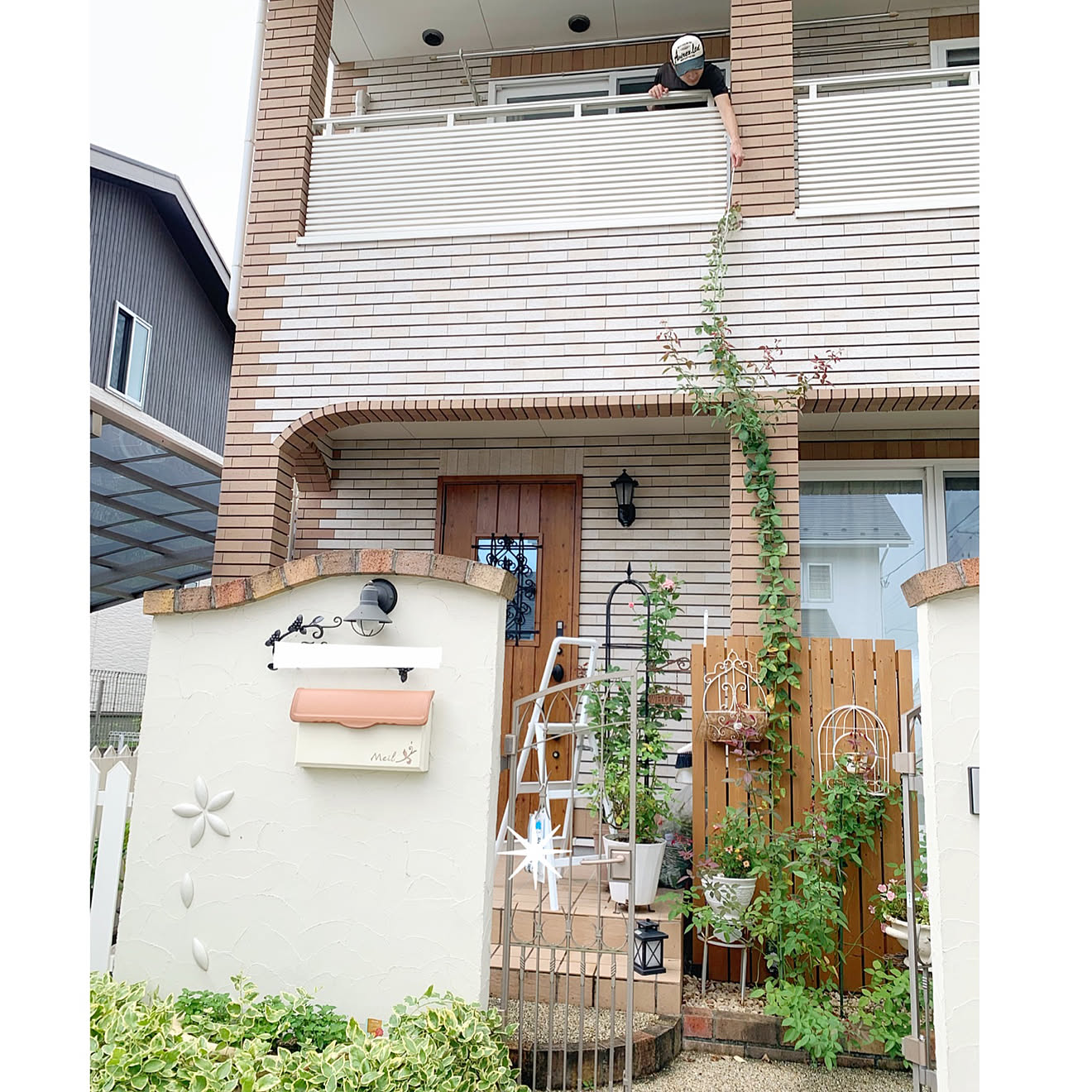 レンガの外壁/玄関前アプローチ/玄関前 ガーデニング/薔薇のアーチ/趣味を楽しむ&hellip;などのインテリア実例 20200907 20