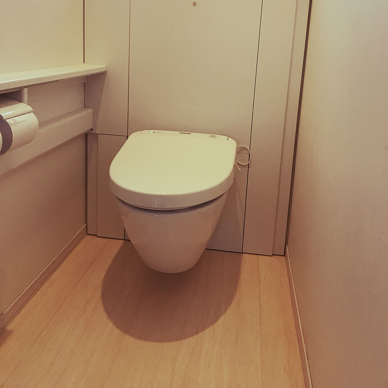 トイレの床ふき/掃除が楽/バス/トイレ/便器が浮いている/壁付け トイレ...などのインテリア実例 2019