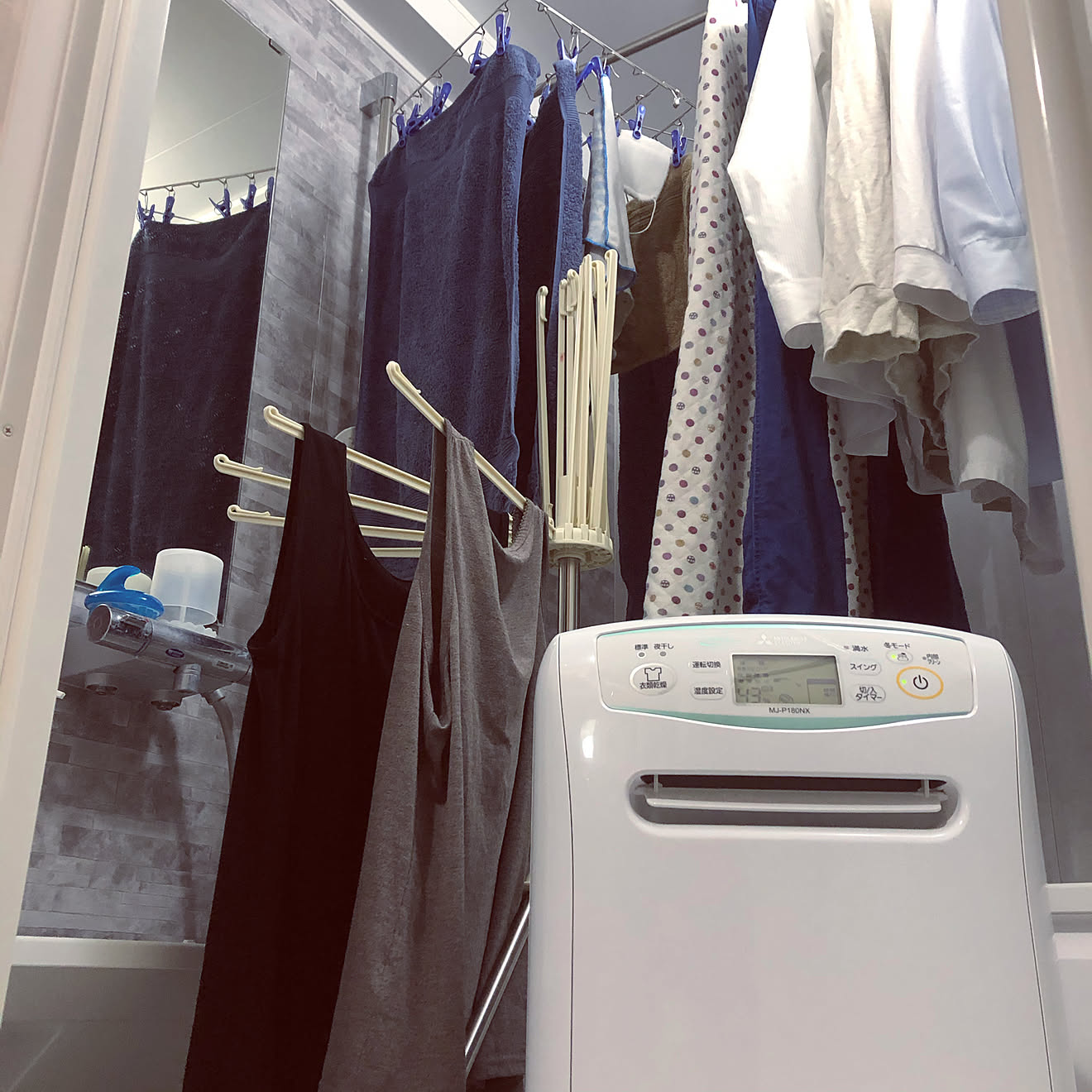 お風呂場も乾いて一石二鳥/お風呂場で洗濯物を干す/除湿機/いつも見てくださりありがとうございます/出会いを大切に♡...などのインテリア実例 20200418 100753 お風呂場も乾いて一石二鳥/お風呂場で洗濯物を干す/除湿機/いつも見てくださりありがとうございます/出会いを大切に♡...などのインテリア実例 20200418 100753